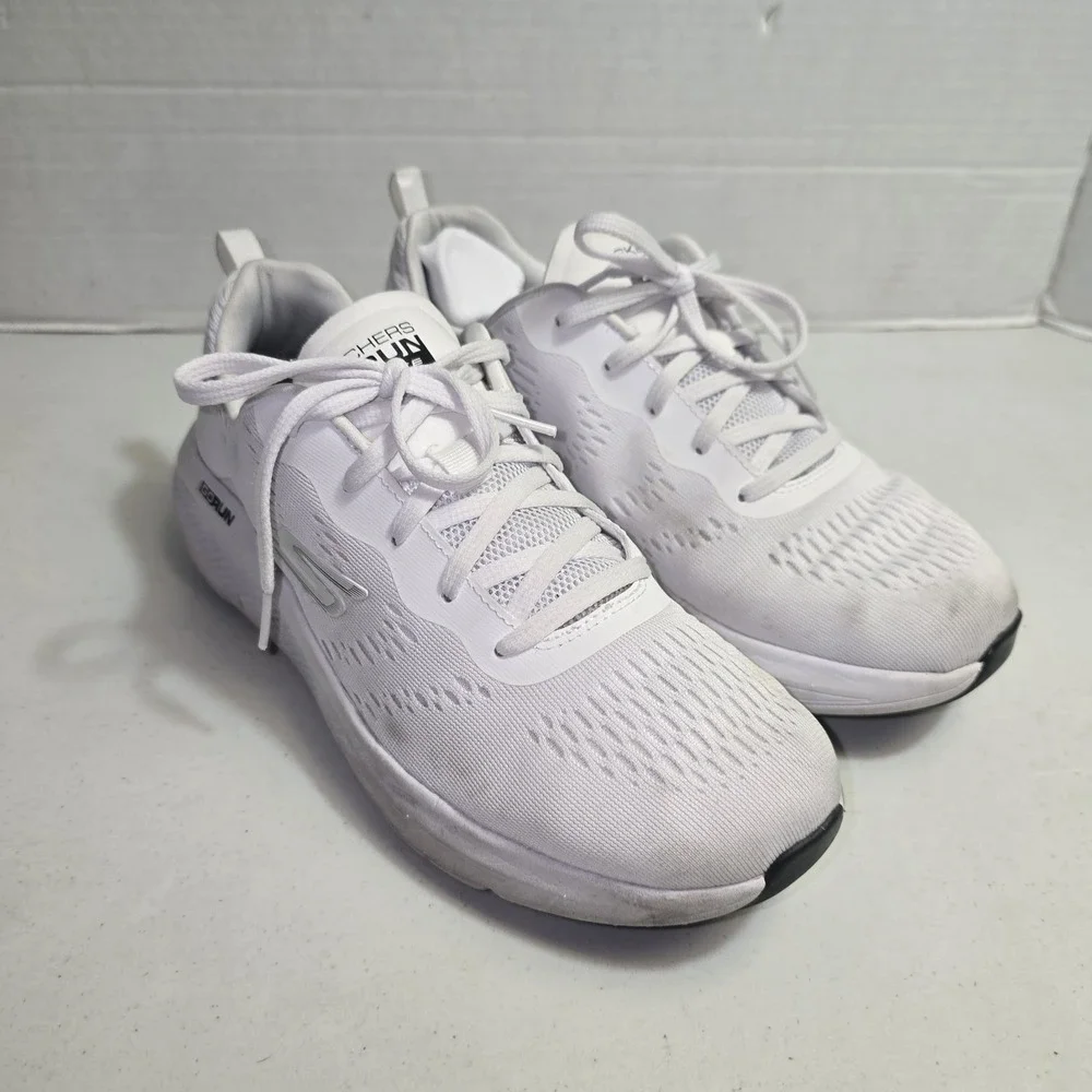 Skechers Max Cushioning White Running Shoes Women's Size 8 (128262)